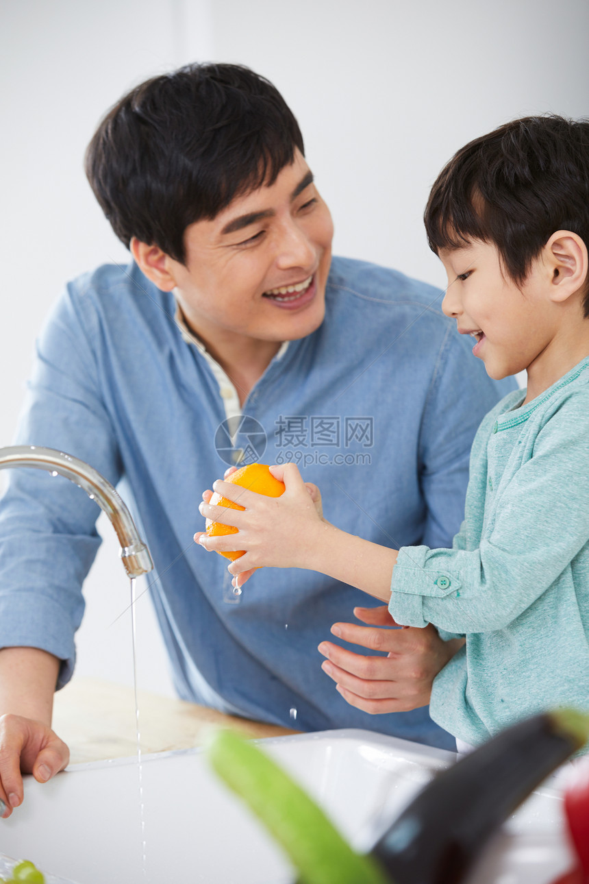 父子两人一起洗水果图片