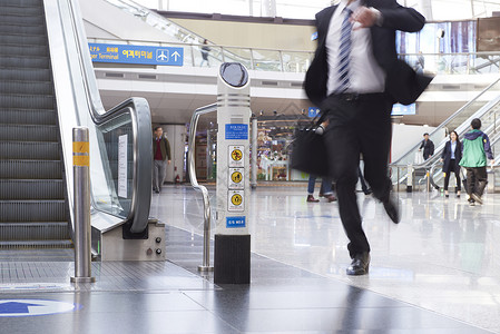  机场奔跑的商务人士图片