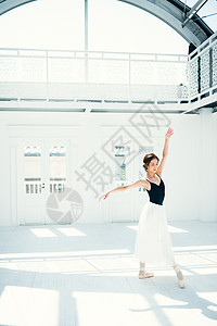 翩翩起舞的芭蕾舞女演员高清图片