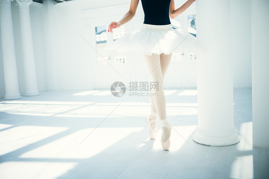 古典芭蕾女士腿部特写图片