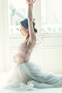 舞蹈室的美女舞者图片