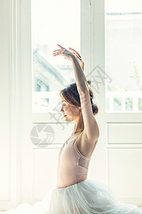 舞蹈室跳舞的芭蕾舞女演员背景图片