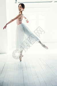 舞蹈室跳舞的芭蕾舞女演员图片