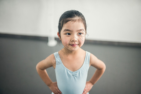 可爱女孩学习芭蕾舞图片