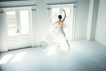 古典气质芭蕾舞舞者背影图片