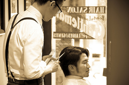 正在给客人剪头发的理发师发廊高清图片素材