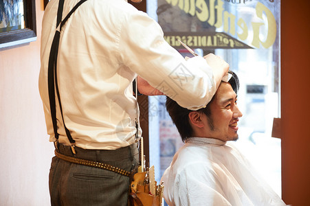 正在给客人剪头发的理发师美发师高清图片素材