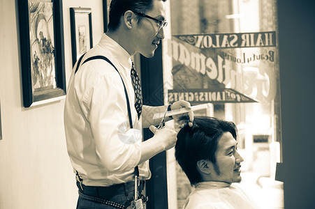 正在给客人剪头发的理发师盛装打扮高清图片素材