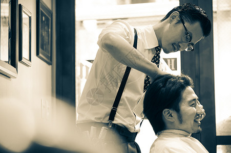 正在给客人剪头发的理发师劳动力高清图片素材
