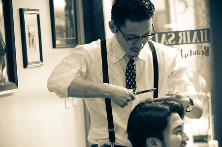 正在给客人剪头发的理发师双人高清图片素材
