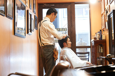 美发造型师给男乘客剪头发衬衫高清图片素材