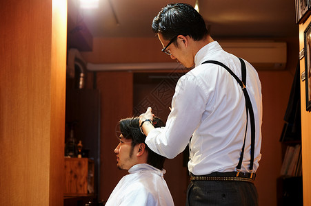美发造型师给男乘客剪头发背影时髦高清图片素材