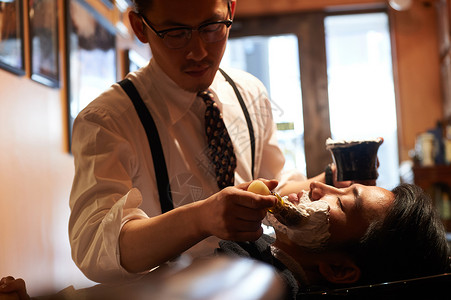 美容院双人割剃须理发师刮男客人图片