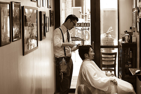 男人双人留白理发店剪头发男乘客领带高清图片素材