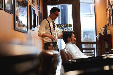 两个人竹签美发沙龙理发店剪头发男乘客职业高清图片素材