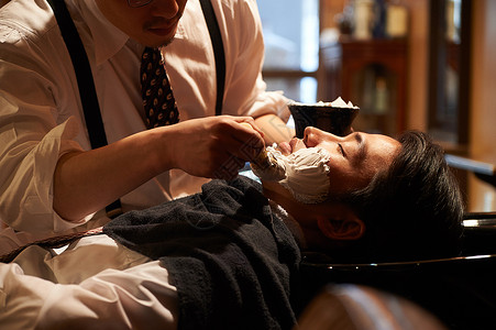 剃须刷商务人物造型师剃须理发师刮男客人背景