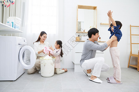 换洗衣物的一家人图片