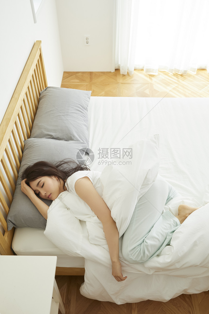 床上沉睡的年轻女性图片
