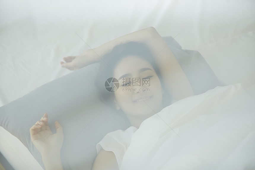 床上熟睡的居家女性图片