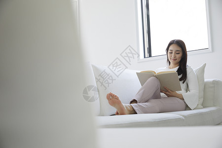 休息看书的居家女性图片