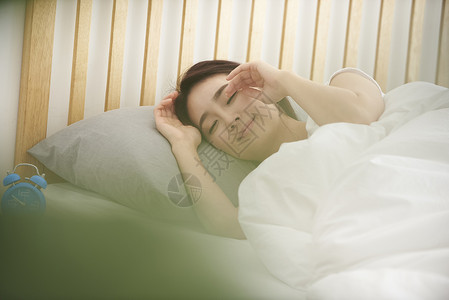 床上睡觉休息的女性图片