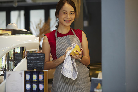 咖啡店认真做咖啡擦杯子的女生吧台高清图片素材