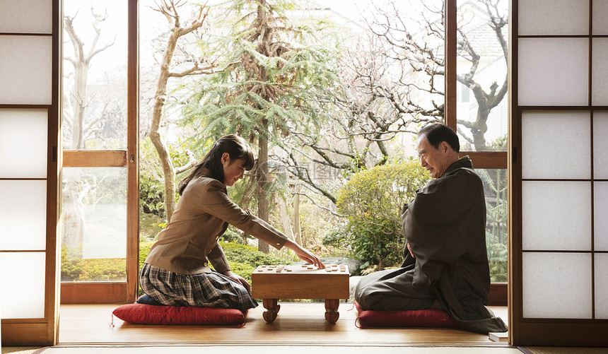 老人和女儿一起下棋图片