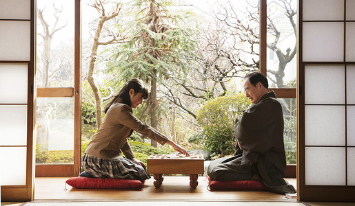 老人和女儿一起下棋图片