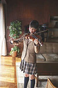 女士黑发住所学习丰富的小提琴的女孩图片