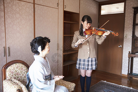 母女男年轻人丰富的家庭小提琴表演图片