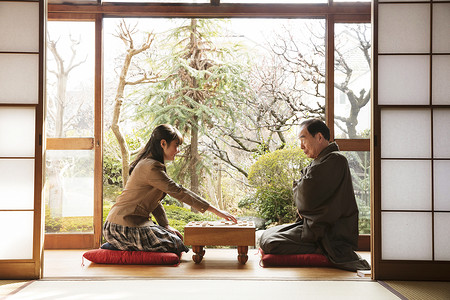 起居室外祖父70几岁一个富裕的家庭shogi羽织高清图片素材