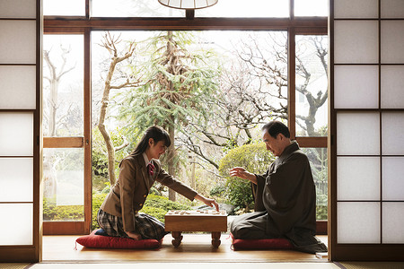 指示六十多岁两个人一个富裕的家庭shogi高中女生高清图片素材