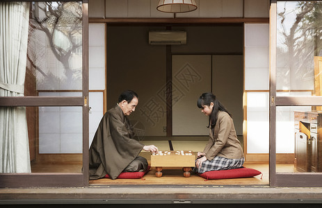 日式服装六十多岁起居室一个富裕的家庭shogi好朋友高清图片素材