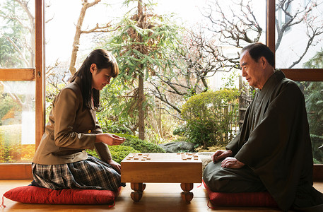 女孩陪爷爷下棋图片