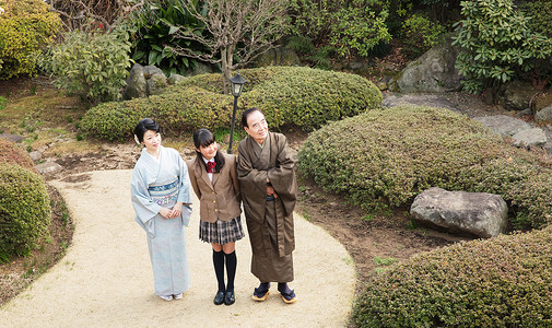日式庭园日本一家人在散步背景