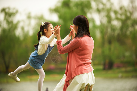 公园里郊游玩耍的女儿和母亲背景图片