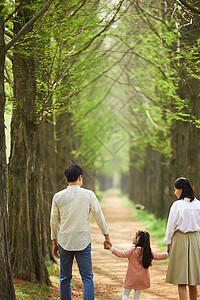 公园里散步游玩的幸福一家人图片