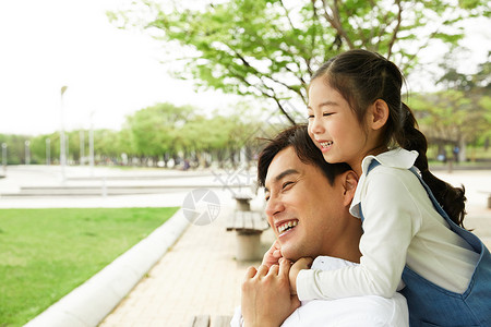公园里玩耍的爸爸和女儿图片