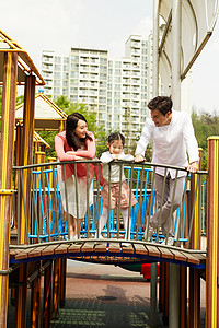 公园游乐场玩耍的一家人图片
