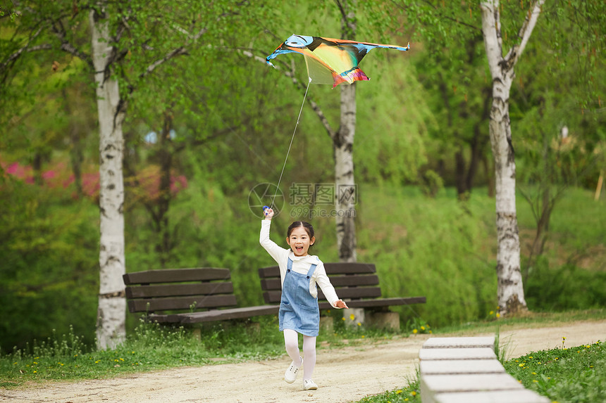 公园里放风筝的小女孩图片