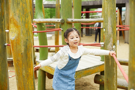 公园游乐场玩耍的小女孩背景图片