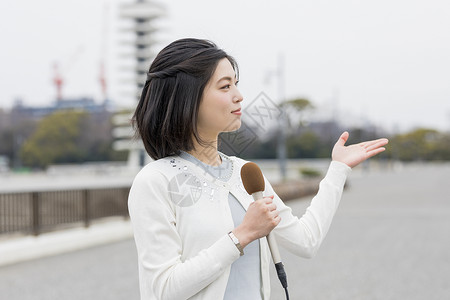 户外播报新闻的女记者图片