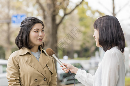 女记者街头采访路人方案高清图片素材