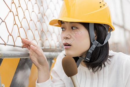 建筑工地报道新闻的女记者图片