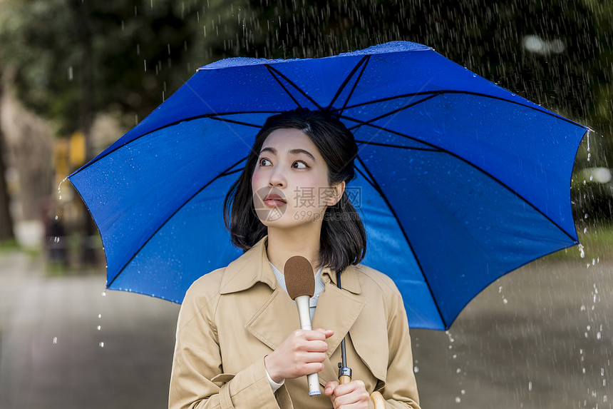 户外报道新闻的女记者图片