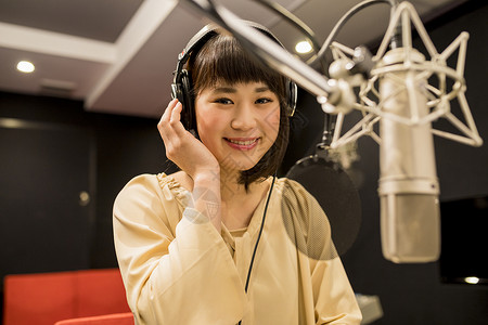 对着麦克风录制的女播音员日本人高清图片素材