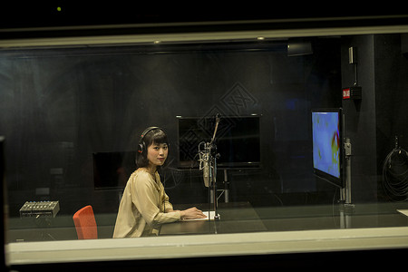 电台录制节目的女青年程序高清图片素材