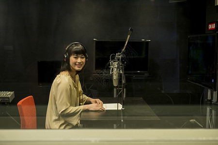 录音棚录音的年轻女播音员日本人高清图片素材