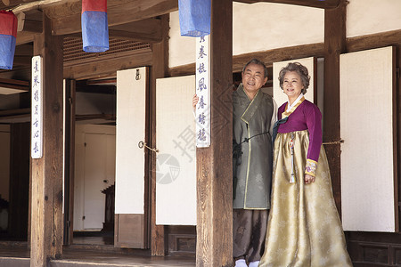 民俗村穿着传统服装的夫妇图片