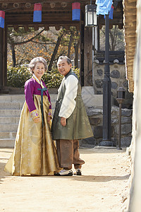 民俗村穿着传统服装参观的夫妇图片